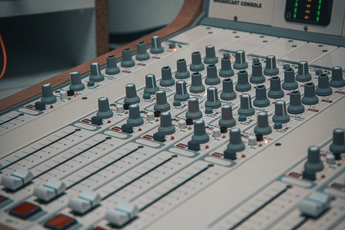 Mengtafel in een radiostudio
